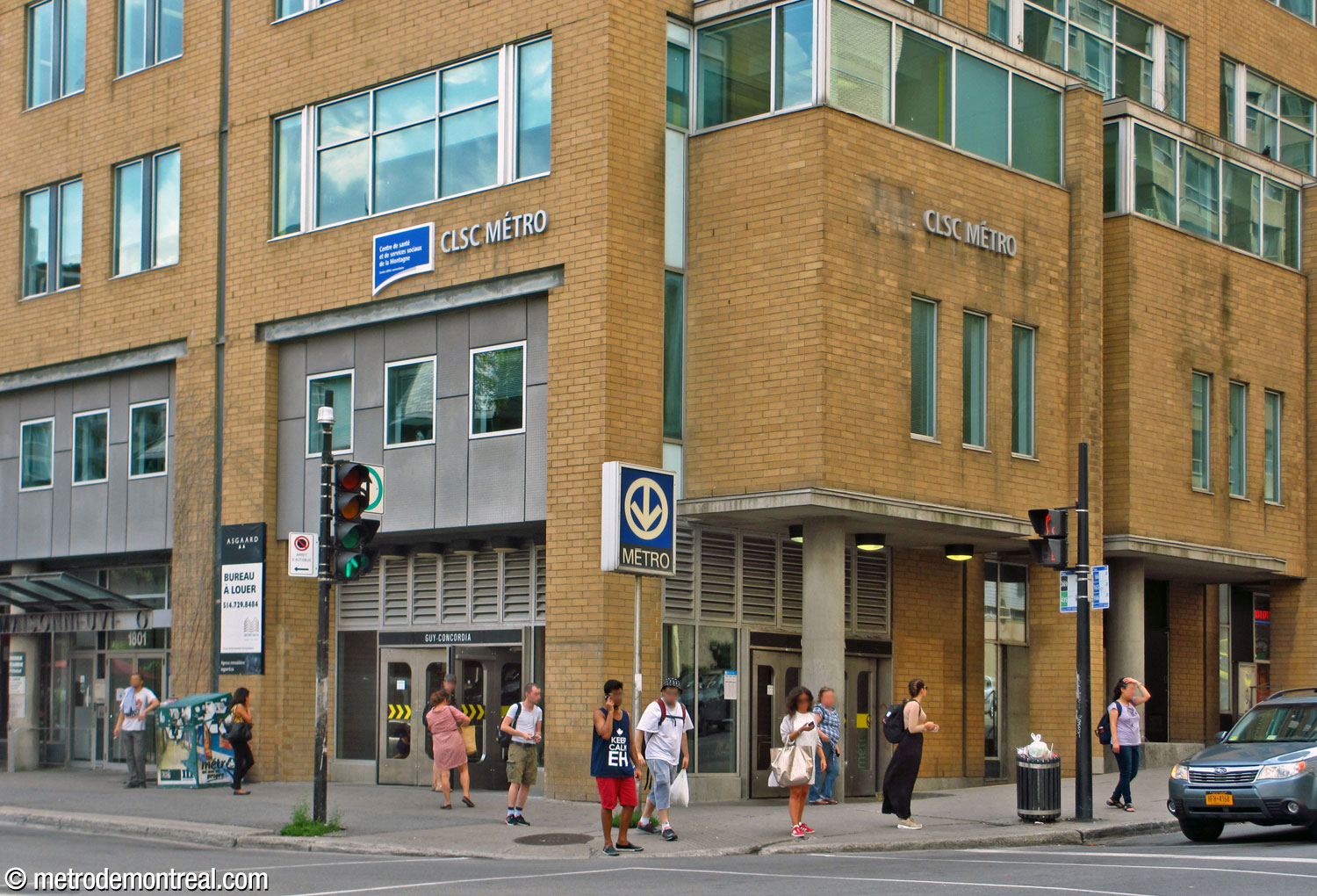 L'entrée Saint-Mathieu, intégrée au rez-de-chaussée de l'édifice CLSC Métro.