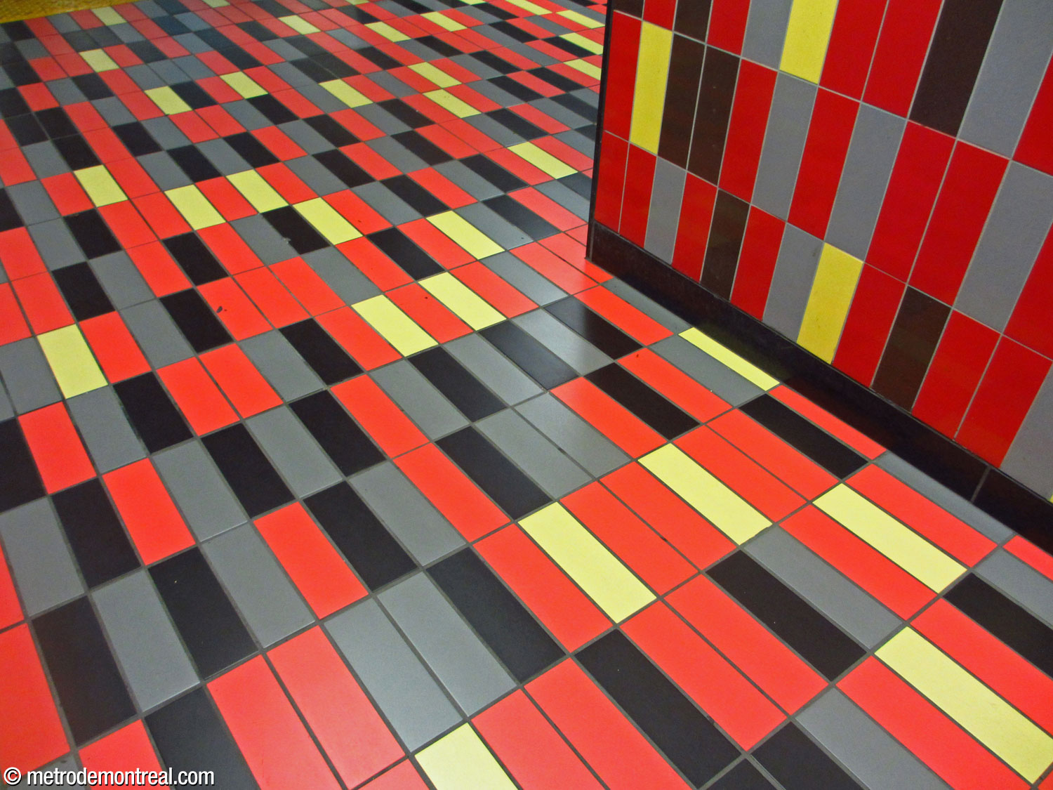 Le nouveau carrelage rouge, jaune, gris et noir.