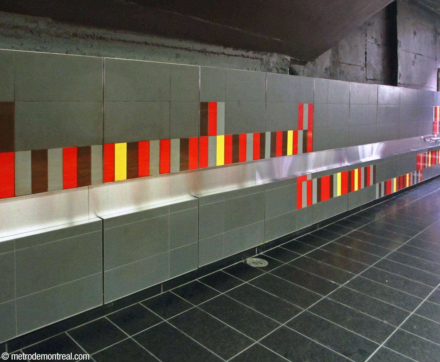 Une bande de carreaux colorés sur les panneaux muraux dans l'accès Guy.