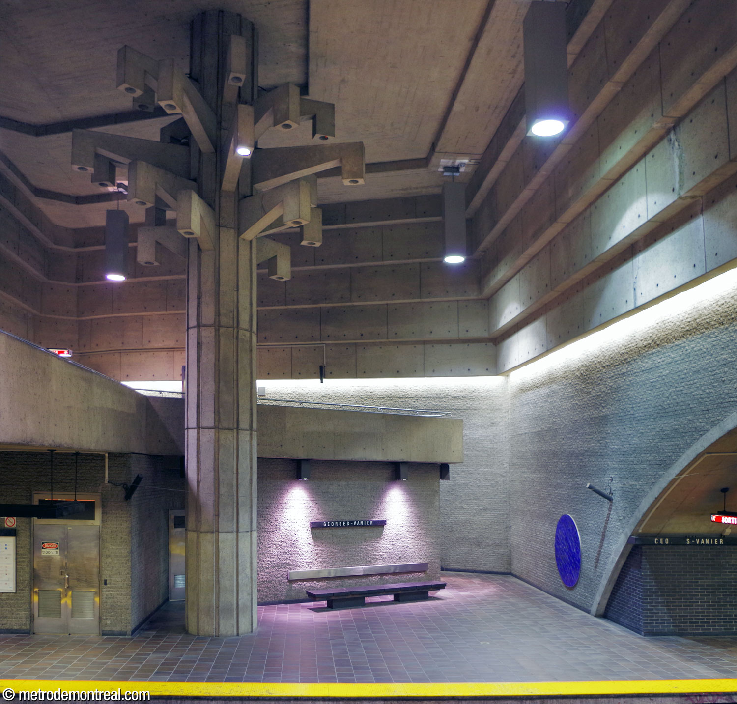 The sculpture Un Arbre dans le parc rises through the central volume, over a wide seating area on the Côte-Vertu platform and another on the crossover above, forming a column supporting the ceiling.
