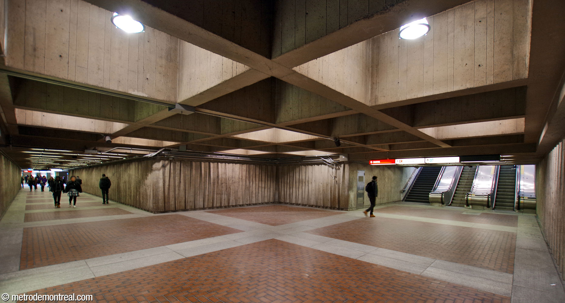 The broad corridor connecting the concourse with the Sherbrooke Sud access. At this corner, it expands to form a larger square.