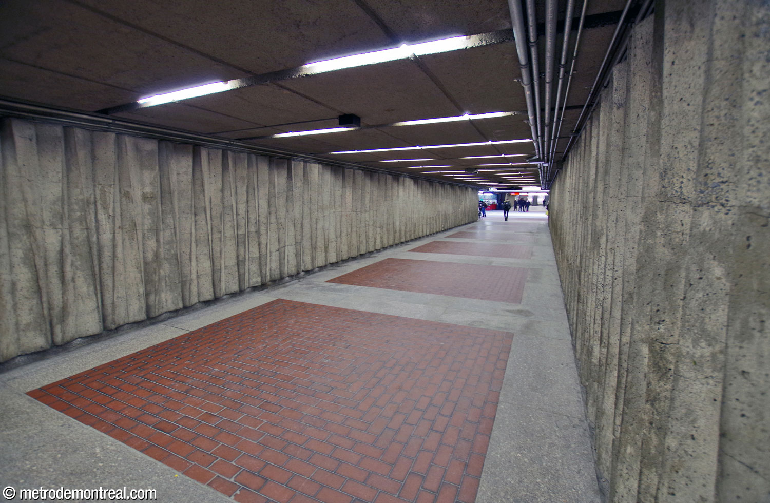 The corridor between the concourse and the Honoré-Beaugrand headhouse. Note the slash-like forms of the concrete frieze along the walls, shared with the platforms and other interior walls.