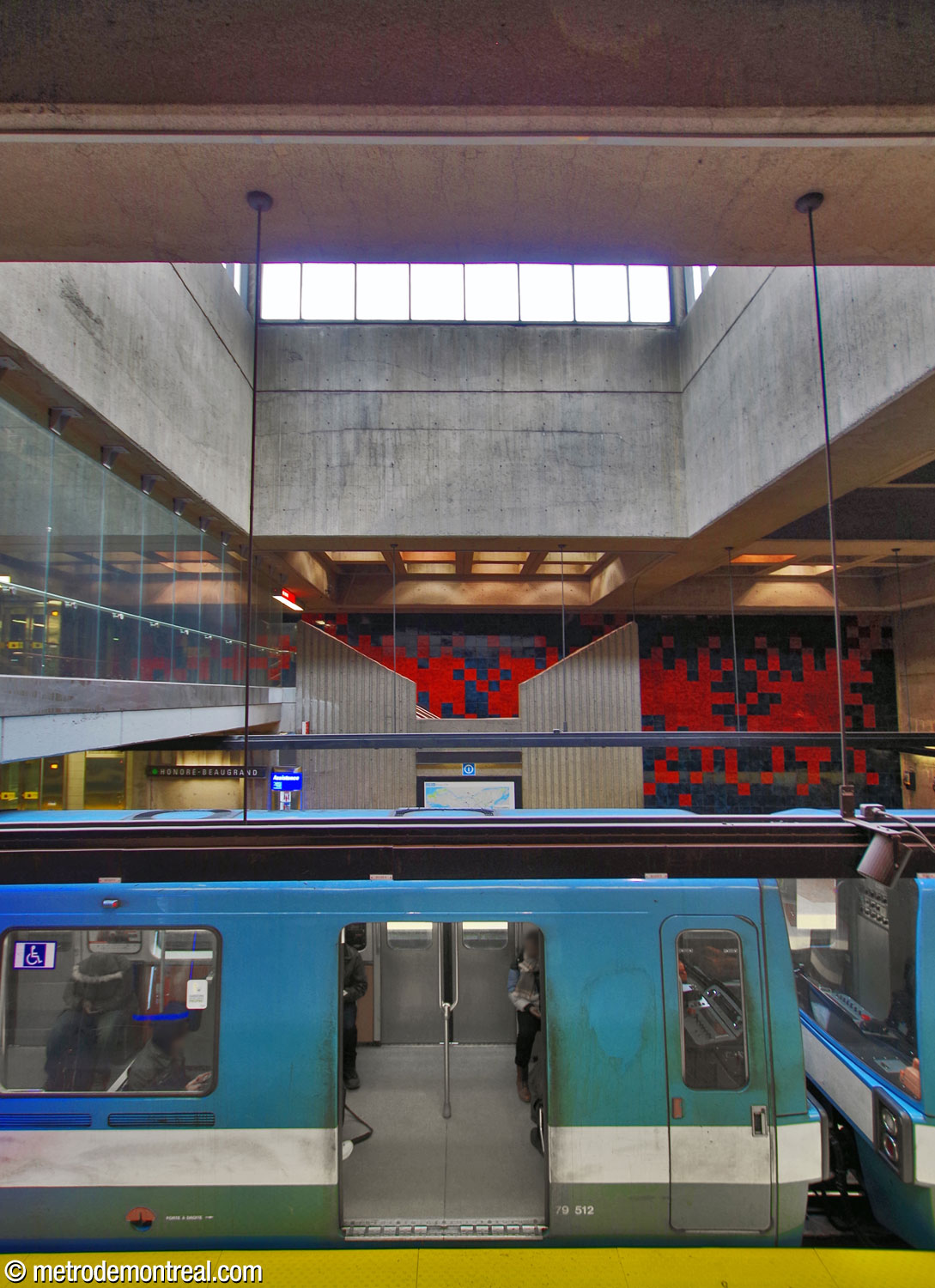 The light shaft above the trainroom supplies the centre of the platforms with daylight.