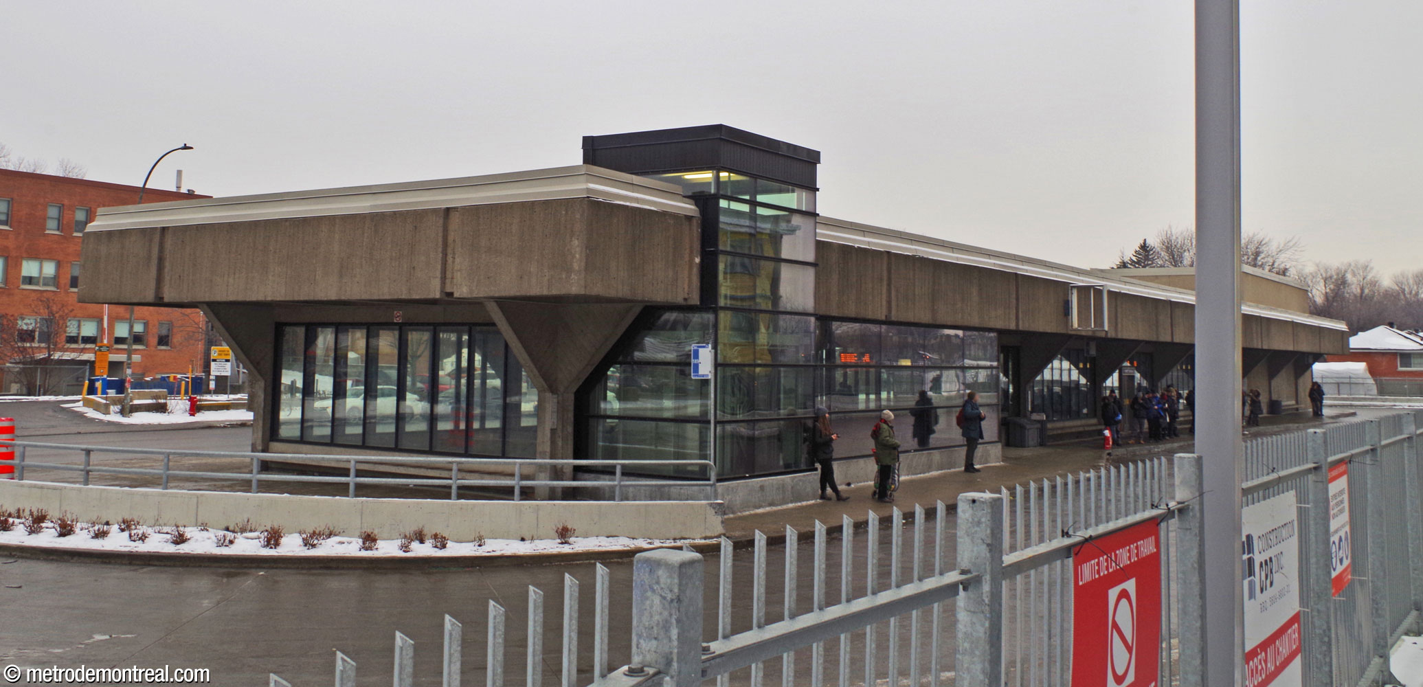 Exterior of the Honoré-Beaugrand headhouse, surrounded by its bus loop. At its southeast corner is the elevator shaft, installed in 2018.