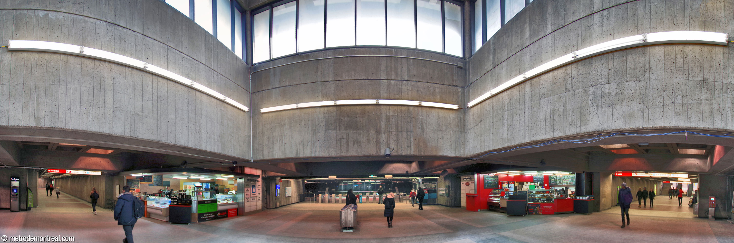 Overview of the broad main concourse, underneath its light shaft. Corridors from the Sherbrooke Sud (left), Sherbrooke Nord (behind viewer) and Honoré-Beaugrand (right) headhouses converge onto the ticket hall (centre).