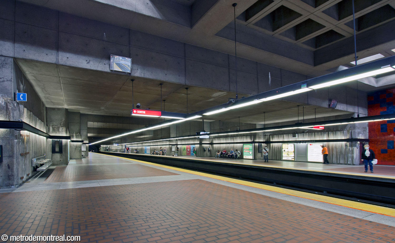 View along the platforms looking west. The central part of the trainroom widens to accommodate passenger flows to and from the stairs.