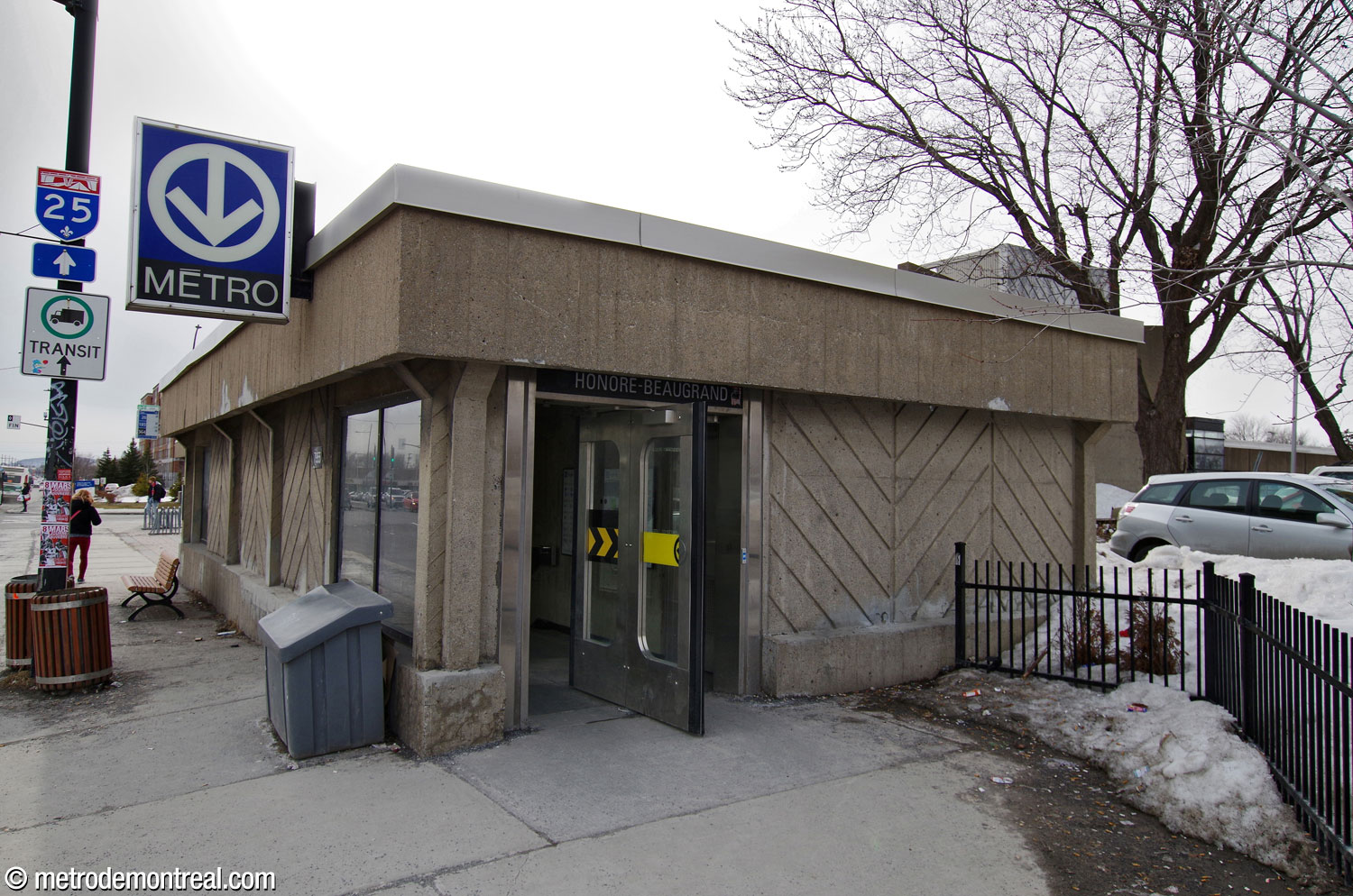 The much smaller Sherbrooke Nord headhouse, alongside Rue Sherbrooke.