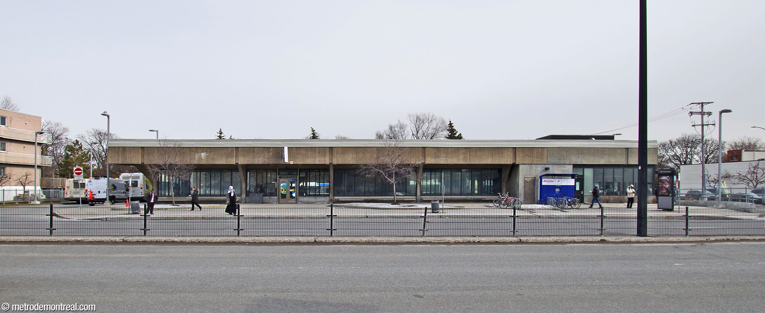 Exterior of the Sherbrooke Sud entrance, seen from across Rue Sherbrooke.