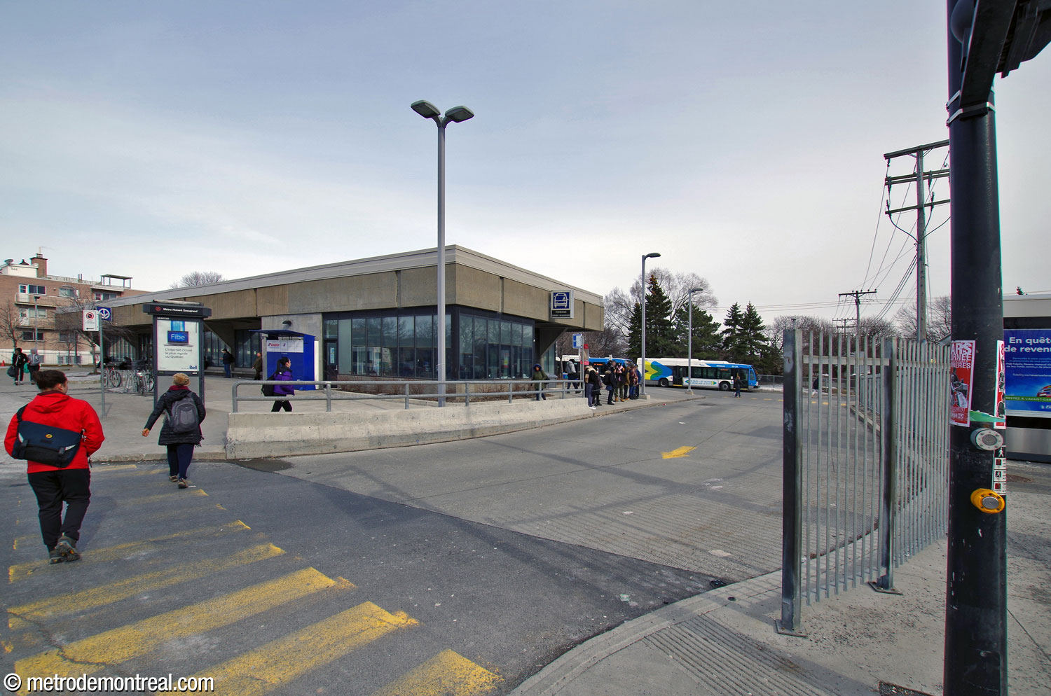The bus loop surrounding the Sherbrooke Sud headhouse.