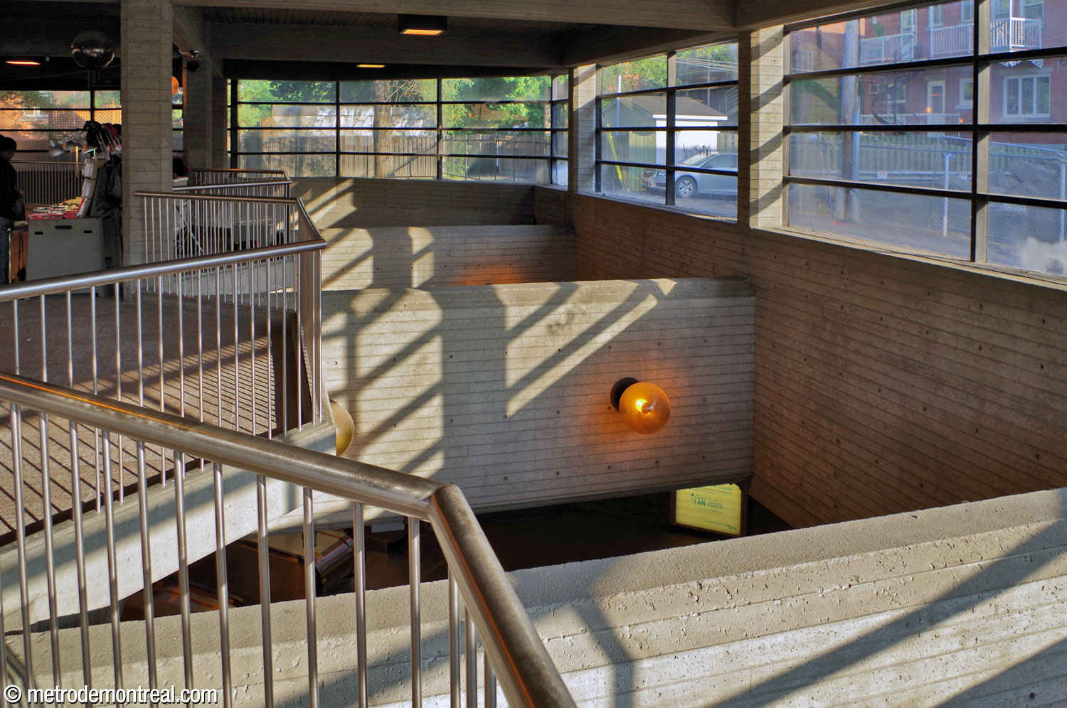 The mezzanine ground floor of the Berri entrance is supported by massive concrete beams, with the spaces along the angular contour of the floor allowing abundant sunlight from the almost entirely glazed walls to illuminate the ticket hall below.