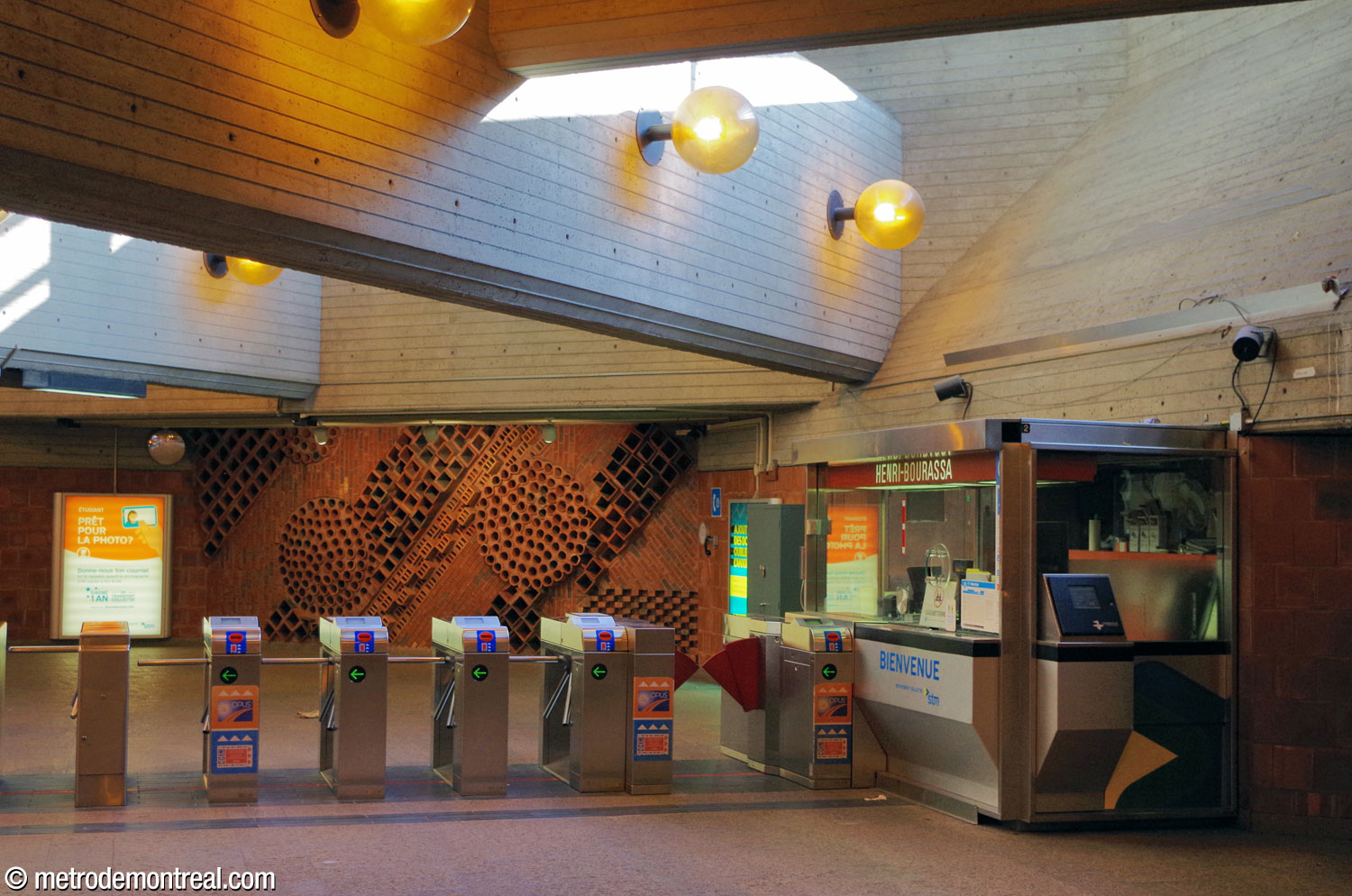 The ticket agent's booth and gateline in the Berri ticket hall, with André Léonard's relief Le potager behind.