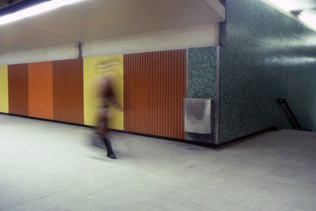 Original decor of the long hallway between the platforms and the original ticket hall.