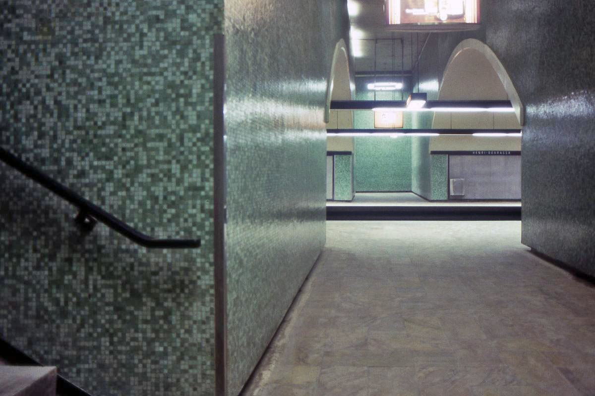 Original decor of the platforms.