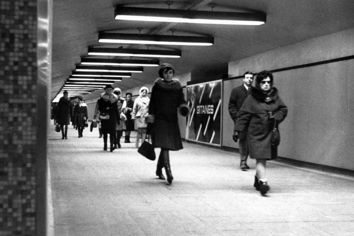 Original decor of the long hallway between the platforms and the original ticket hall.