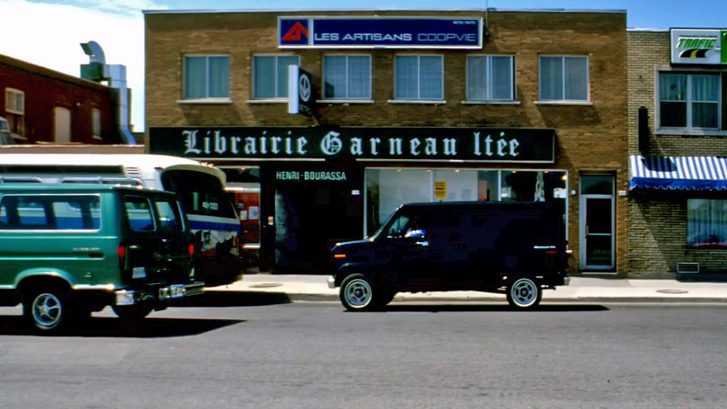The original Henri-Bourassa Nord entrance, built into the façade of an existing building.
