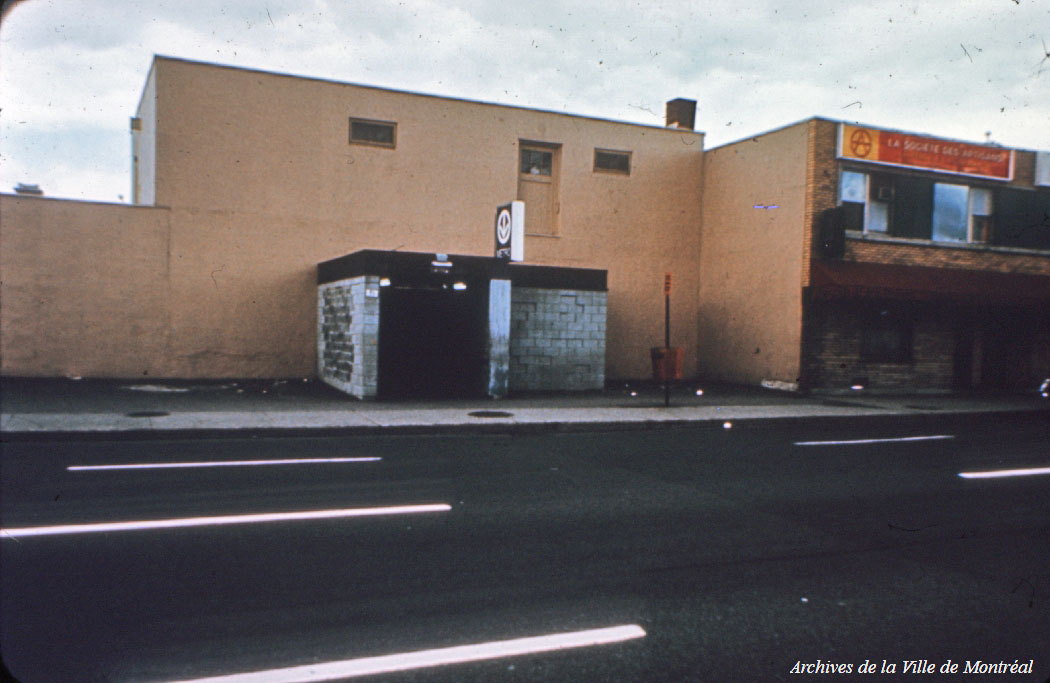 The temporary Henri-Bourassa Nord headhouse, a very rudimentary structure made of concrete blocks.