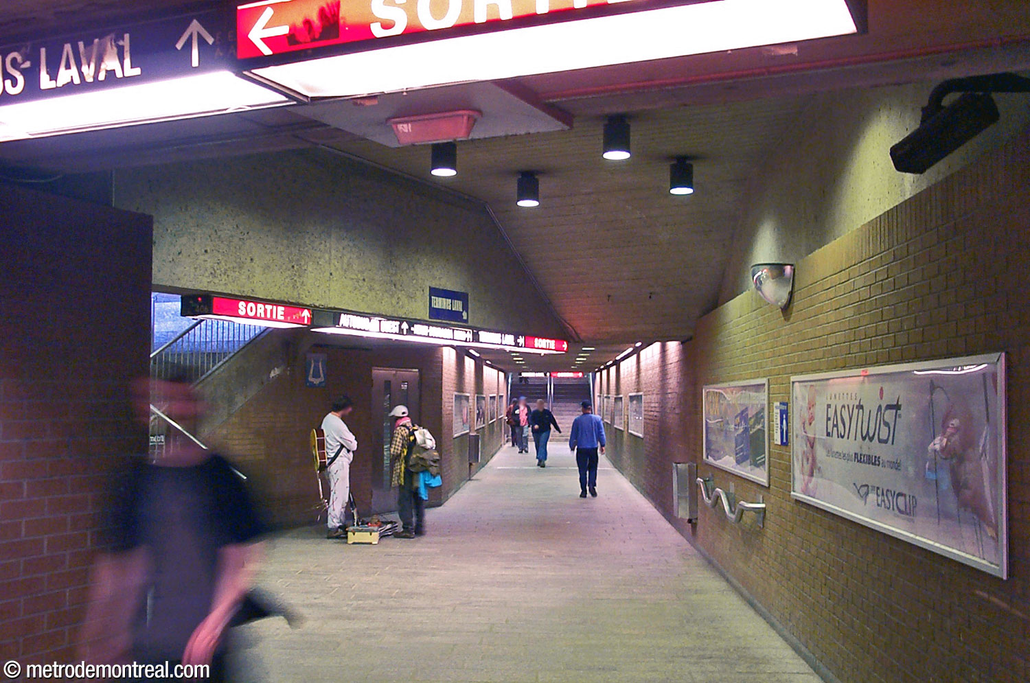 The tunnel leading to the Henri-Bourassa Nord entrance (left) and the Laval terminus (centre), seen in 2003.