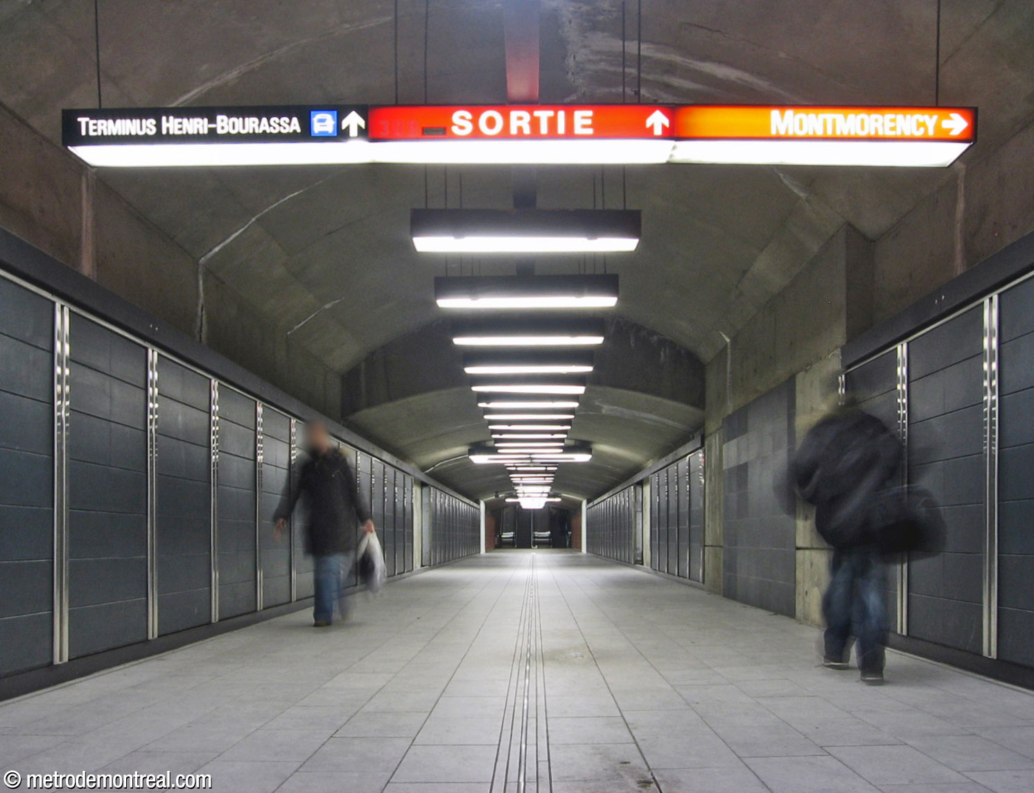 The long tunnel between the trainrooms and the original ticket hall, renovated in the slate-grey ceramic of the new trainroom.