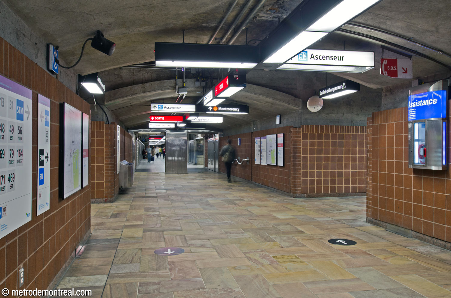 The eastern end of the crossover above the original trainroom, where it intersects with the stairwells from the terminus platform (left and right), leads into the long tunnel to the original ticket hall.