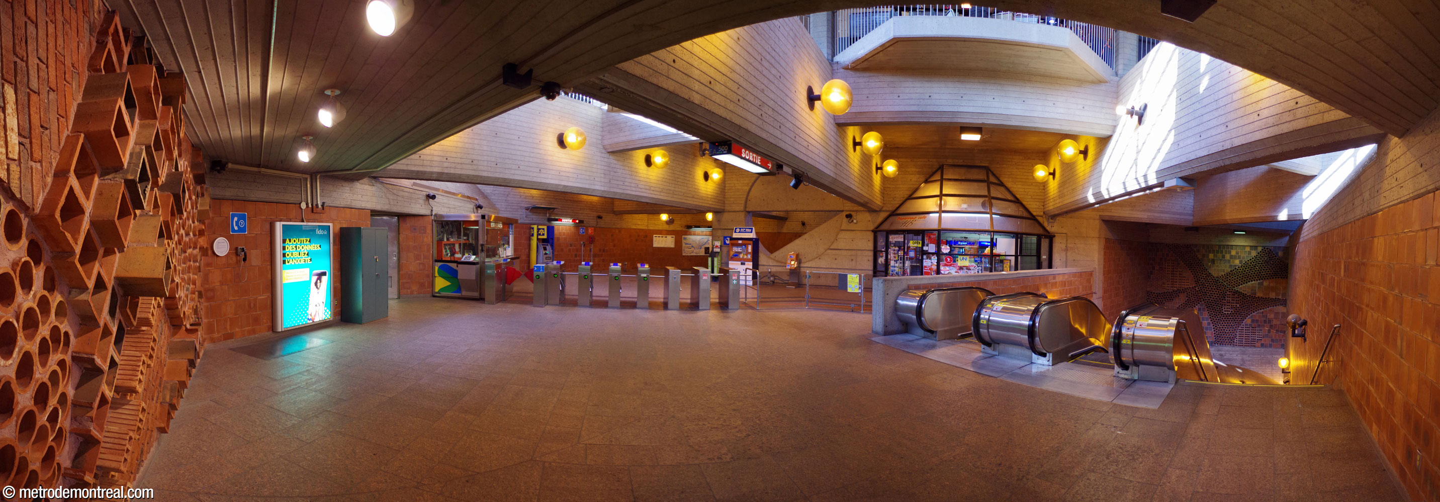 Panorama of the Berri ticket hall, open to the street level above to admit natural light. The space is decorated by two reliefs by architect André Léonard, Le potager (left) and Les vents (over the downward stairwell, right).