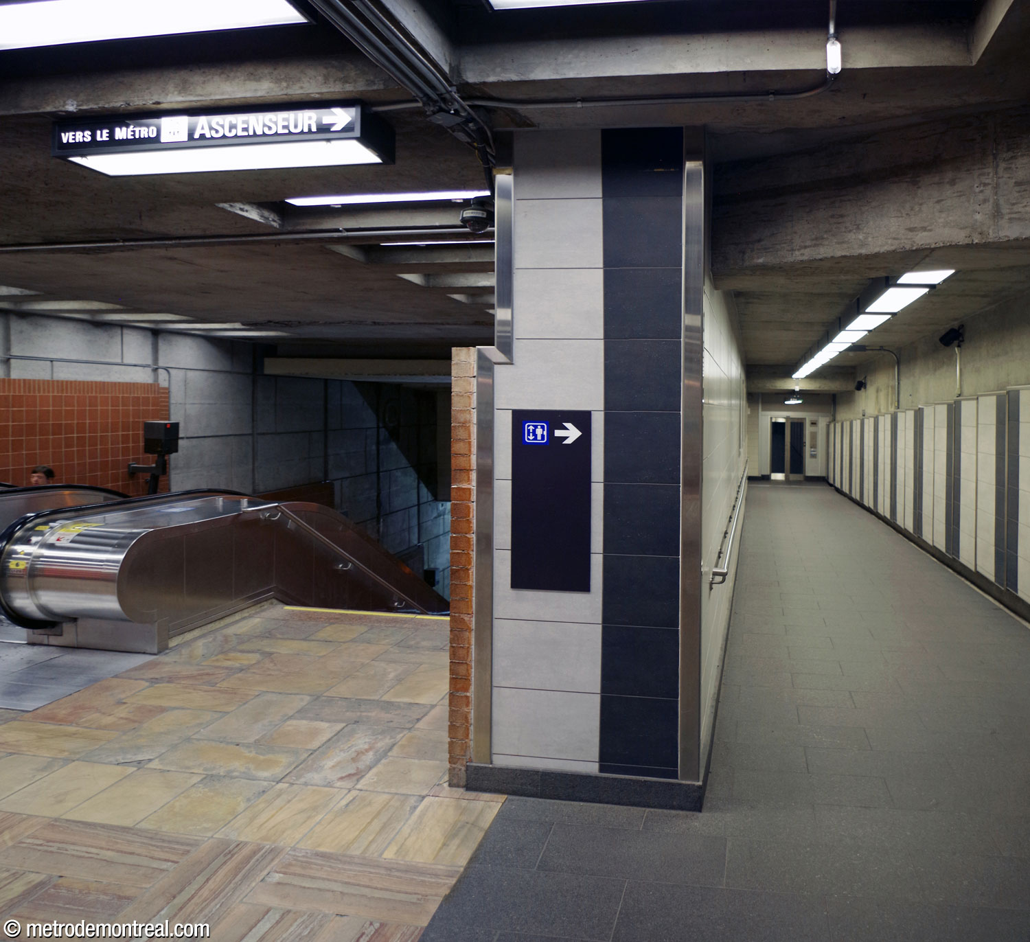 Alongside the large stairwell, a corridor leads to an elevator connecting the eastern ticket hall to the long tunnel toward the trainrooms.