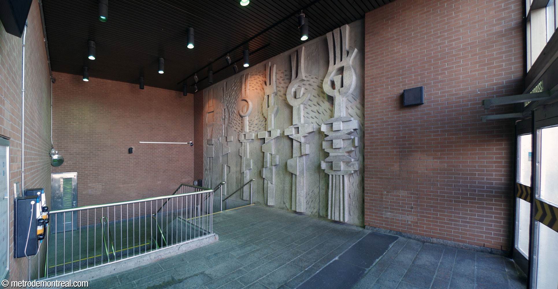 Interior of the Henri-Bourassa Nord entrance, with Jacques Huet's concrete relief Réveil de la conscience par la solitude.
