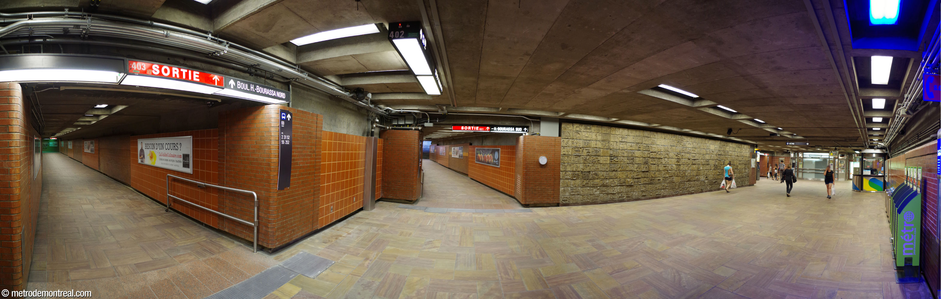 Panorama of the original, eastern ticket hall, serving the entrances along Rue Lajeunesse. From left to right: the tunnel to the Henri-Bourassa Nord entrance; the hallway to the north building of the Henri-Bourassa Sud bus terminal; the mural Les enfants dans la ville; the hallway to the south building of the bus terminal; a concession; and the ticket agent's booth and turnstiles.