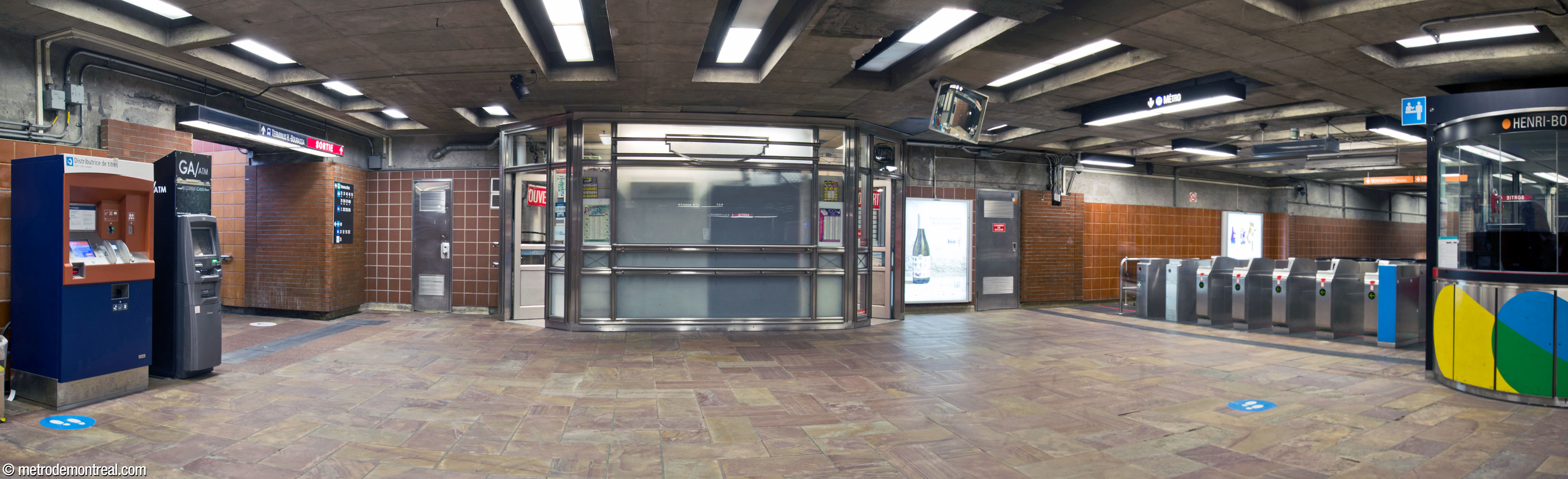 The south end of the original ticket hall contains the gateline (right), facing the stairs to the south building of the Henri-Bourassa Sud bus terminal (left).