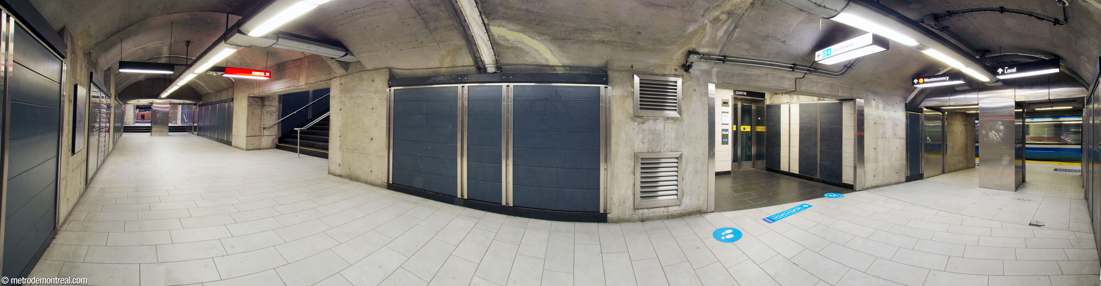 Panorama of the main tunnel connecting the Montmorency platform with the terminal platform in the original trainroom. From left to right: one of the sections of Axel Morgenthaler's light installation .98; the hallway to the original trainroom; stairs leading up to the long tunnel to the east ticket hall; the elevator leading to that tunnel; and the entrance to the Montmorency platform.