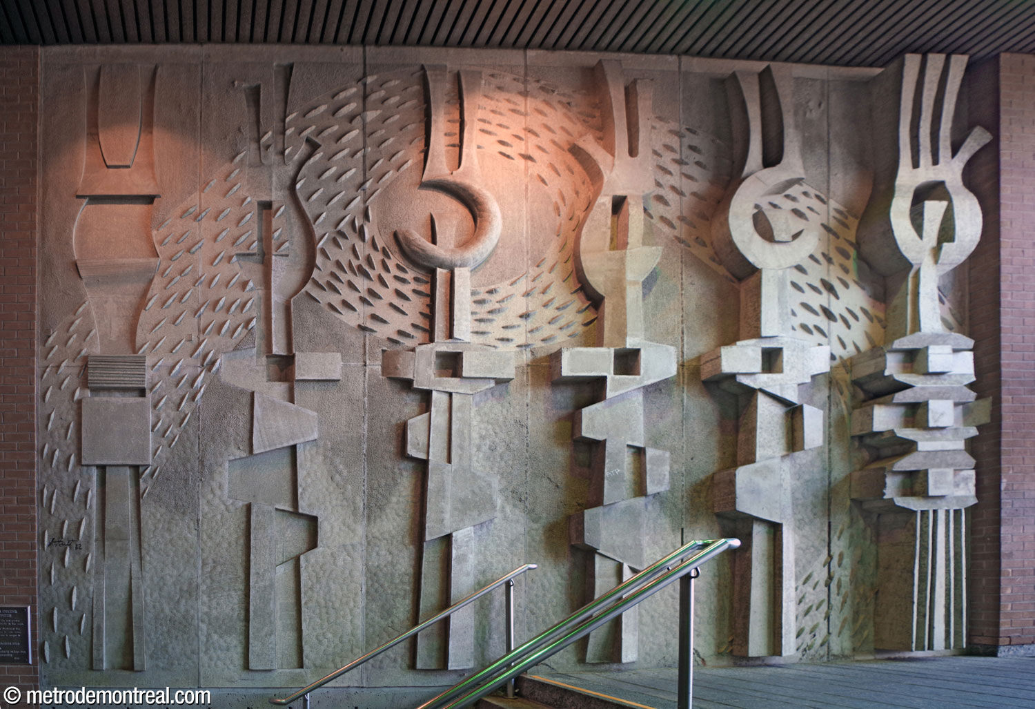 Jacques Huet's concrete relief Réveil de la conscience par la solitude, in the Henri-Bourassa Nord entrance.