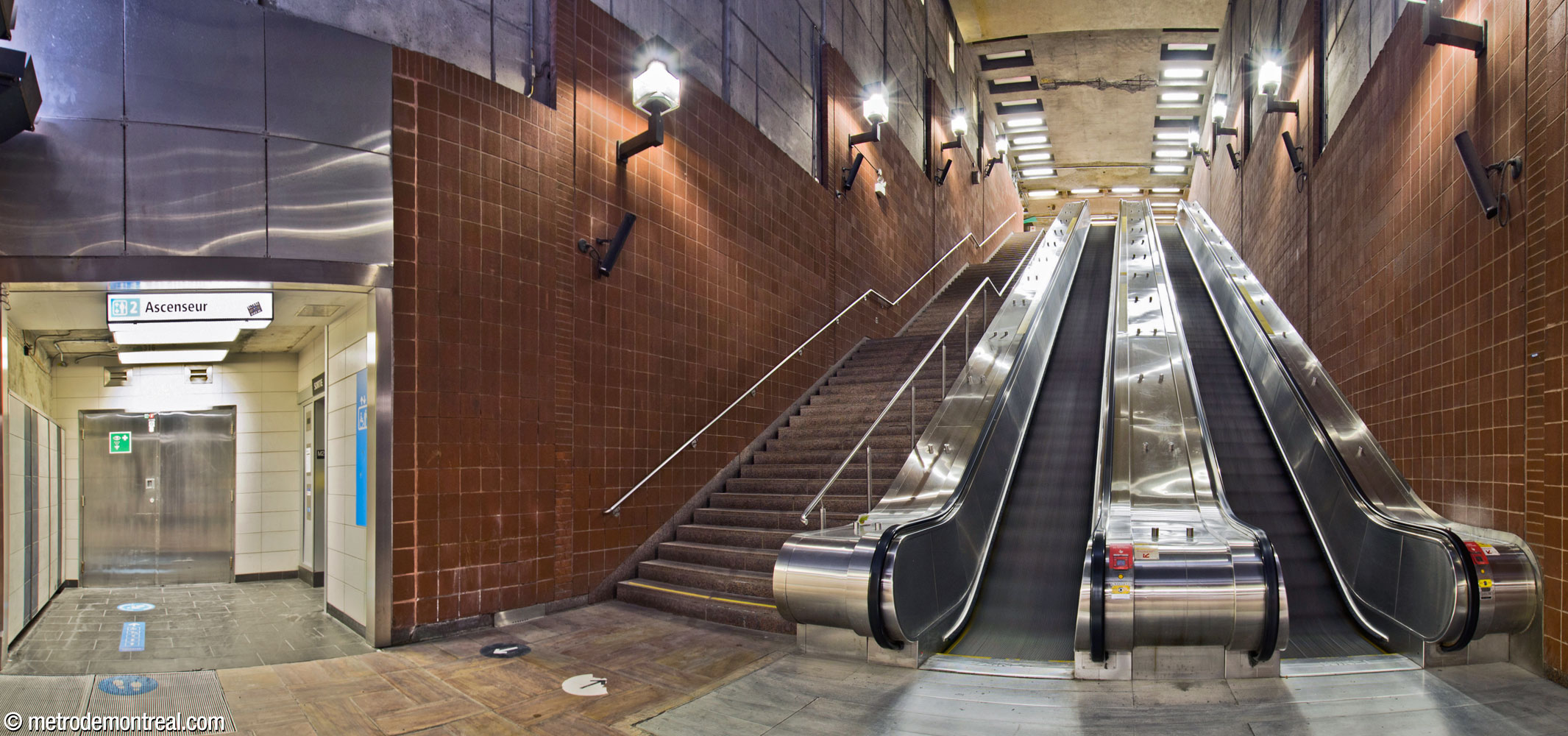The monumental stairwell from long tunnel to the trainrooms up to the original ticket hall, seen from the bottom. The foot of the elevator to the ticket hall is at left.