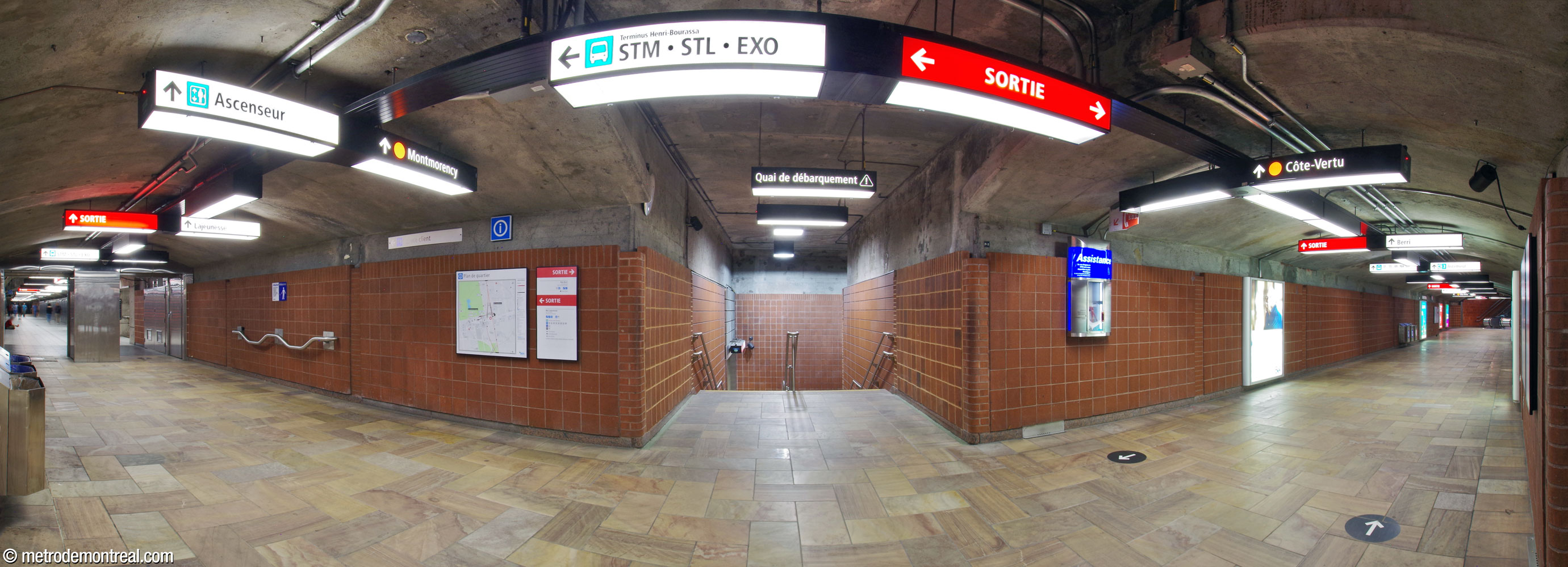 Panorama of the enclosed transept, facing the head of the south staircase from the terminus platform. The stairs up to the Berri headhouse are visible at the end of the crossover (right). At left, the crossover leads to the long tunnel toward the original ticket hall.