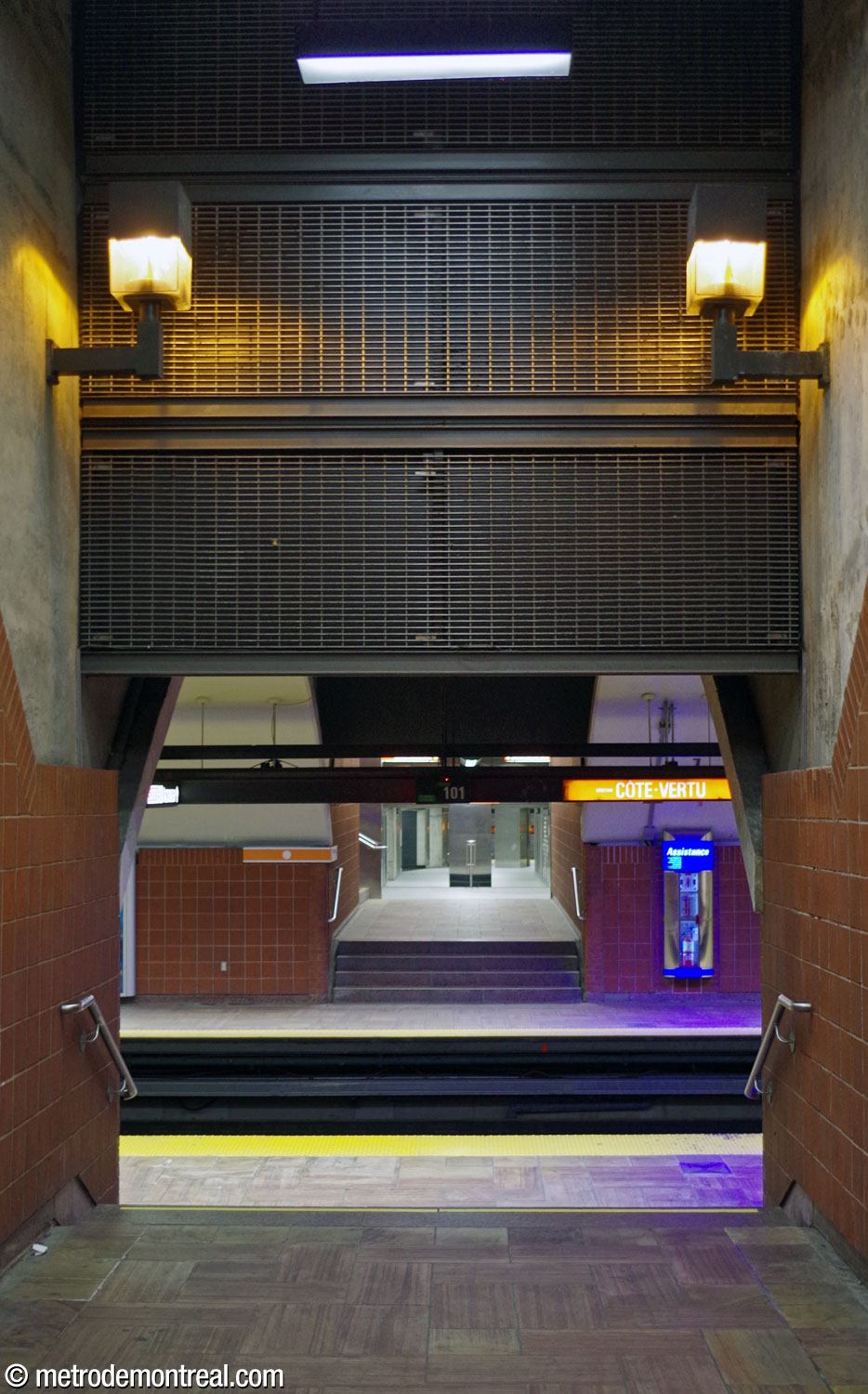 Interior of the hallway between the south stairwell and the Côte-Vertu platform. For unknown reasons, the south stairwells, unlike the north ones, do not reach platform level before turning the corner, and go down another four stairs just before reaching the platform. On the opposite platform, the counterpart stairwell also leads to the passage to the Montmorency platform.