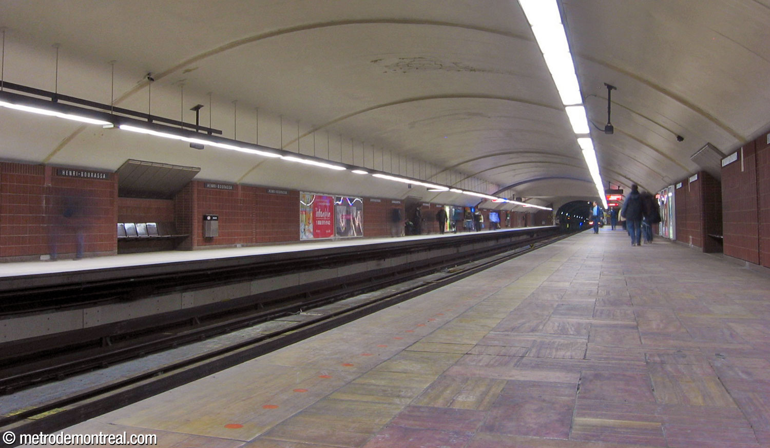 View of the original trainroom, looking north from the terminus platform. The platform walls are clad in terra cotta blocks, with recesses containing brown fibreglass seats. The floors are paved in brown marbled quartzite slabs.