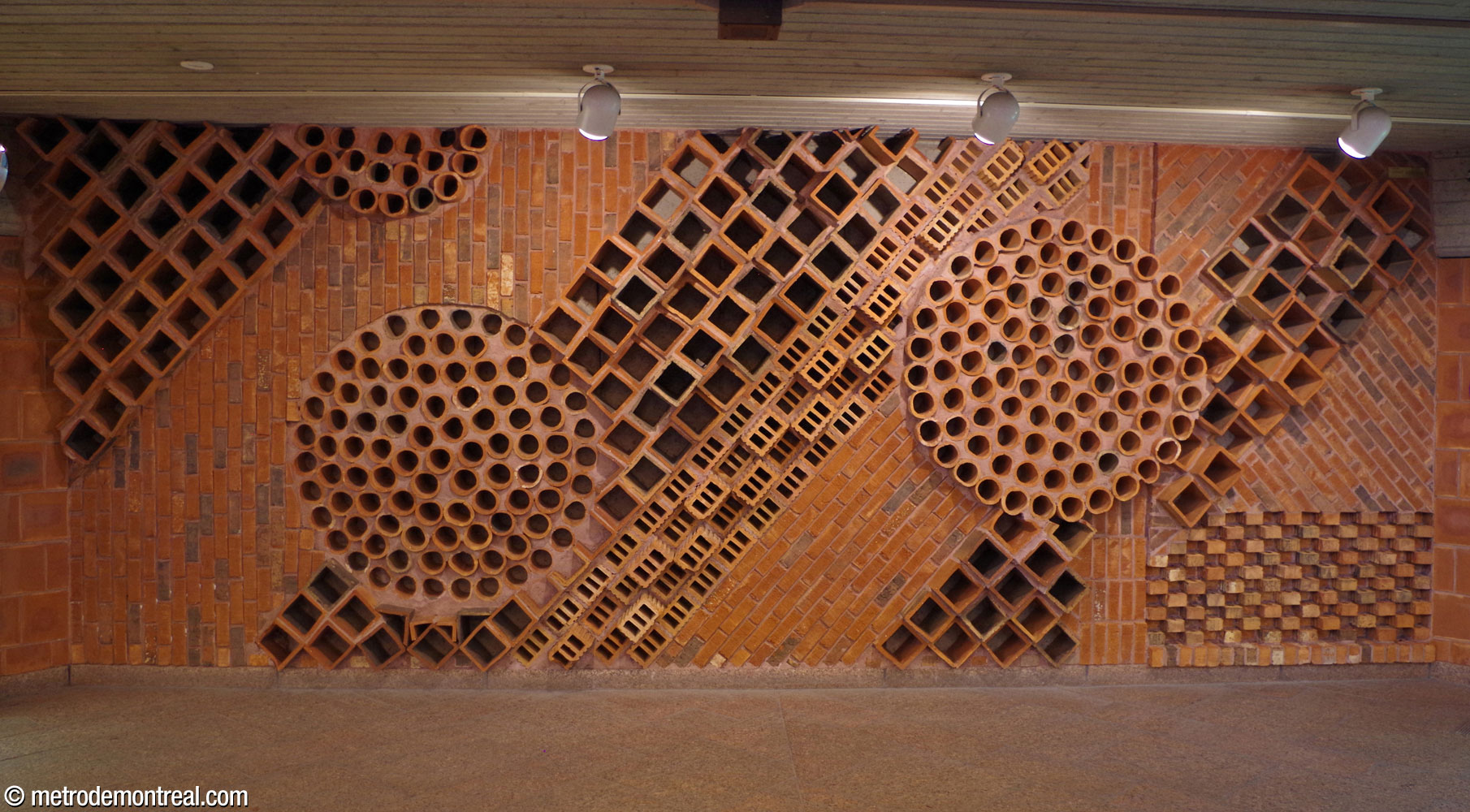 André Léonard's terra cotta relief Le potager, in the Berri ticket hall.