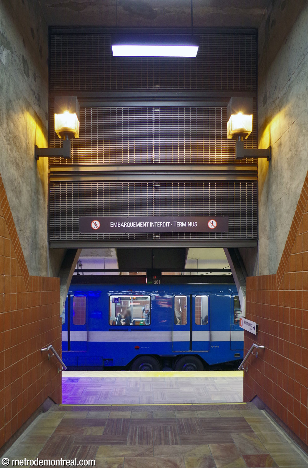 The entrance to the terminus platform from the tunnel connecting it to the Montmorency platform. A sign warns that there is no boarding on this platform.