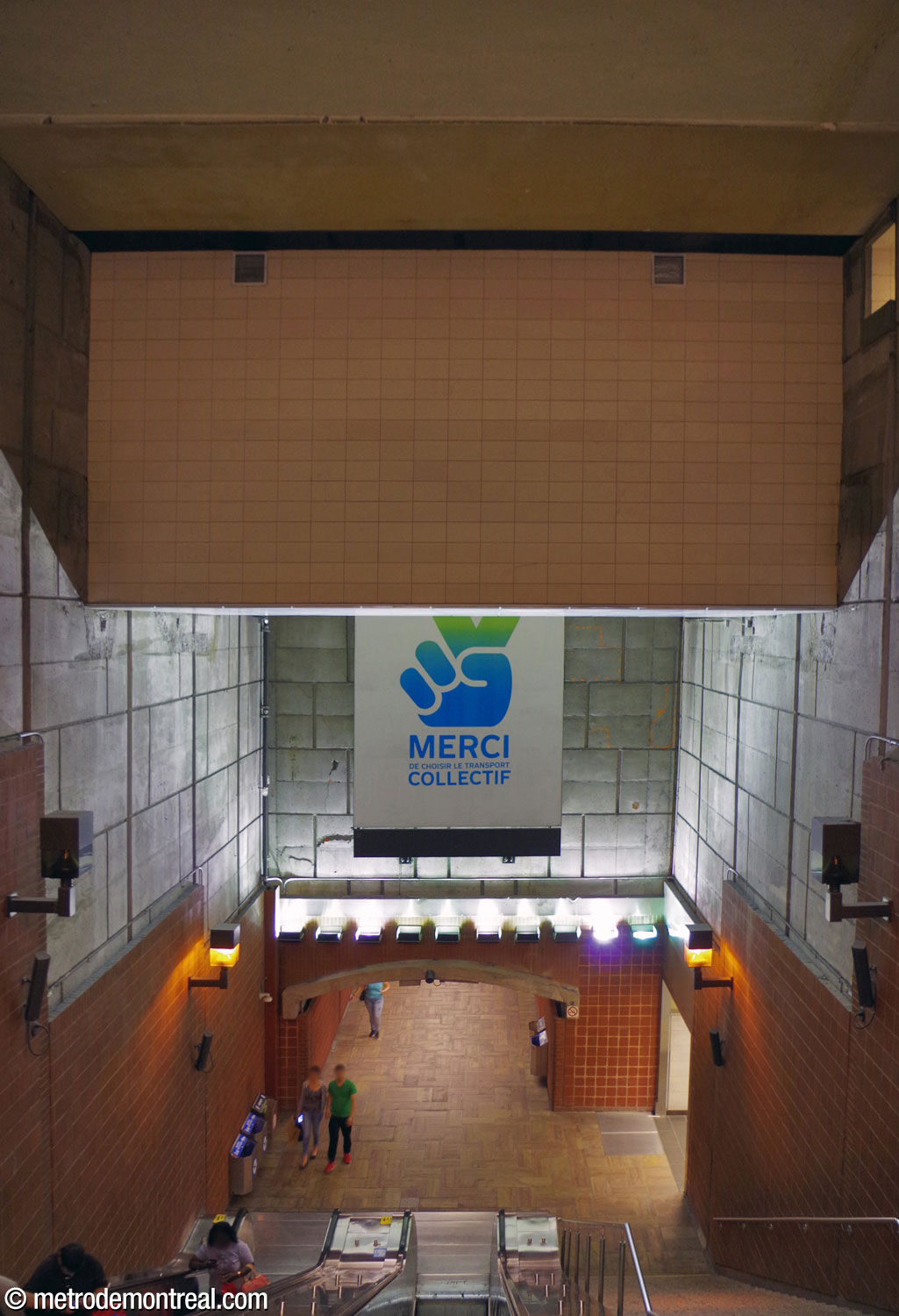 The main stairwell between the original ticket hall and the long tunnel, seen from above. The white structure taking up its upper part, added during the construction of elevators in 2010, holds a technical facility.
