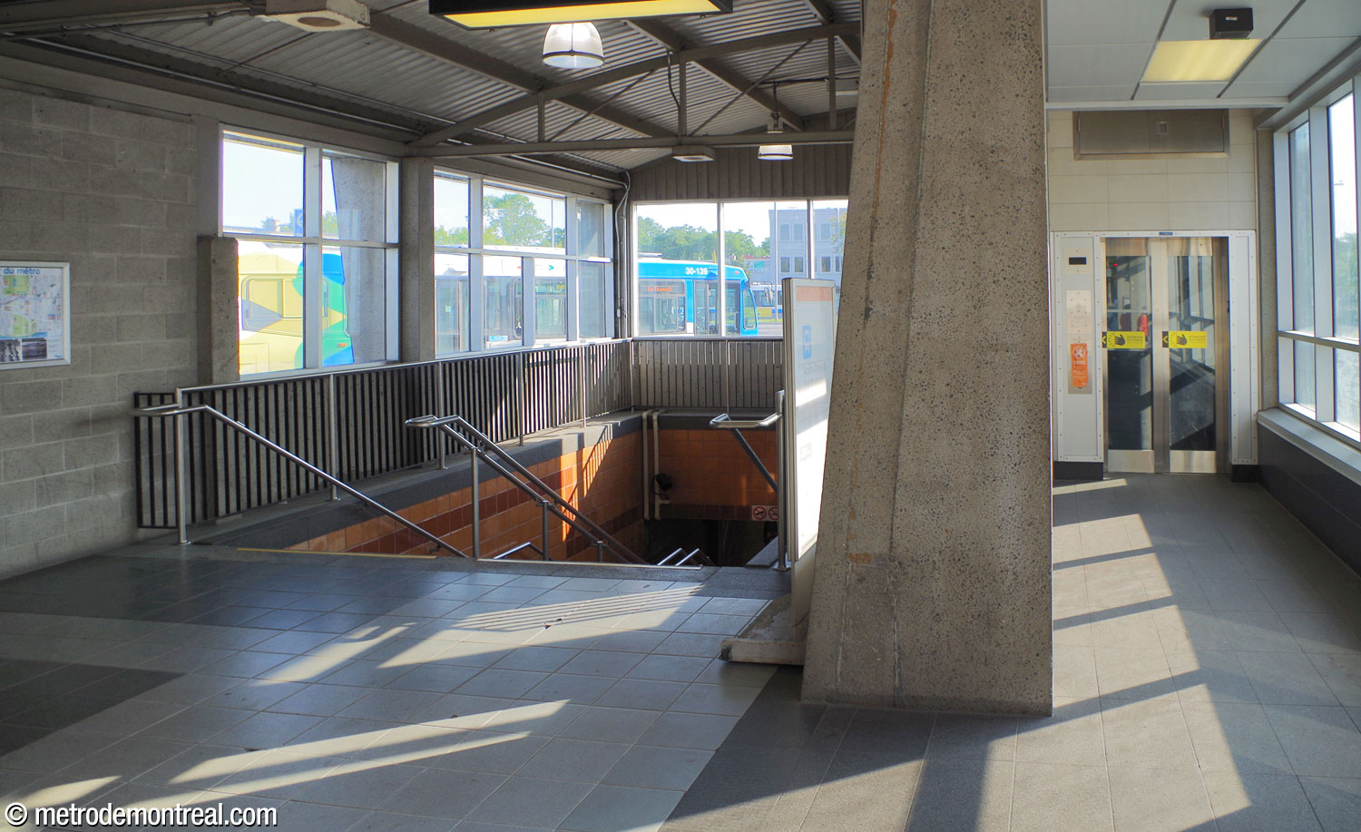Interior of the north building of the bus terminal. At right, the elevator from street level to the ticket hall.
