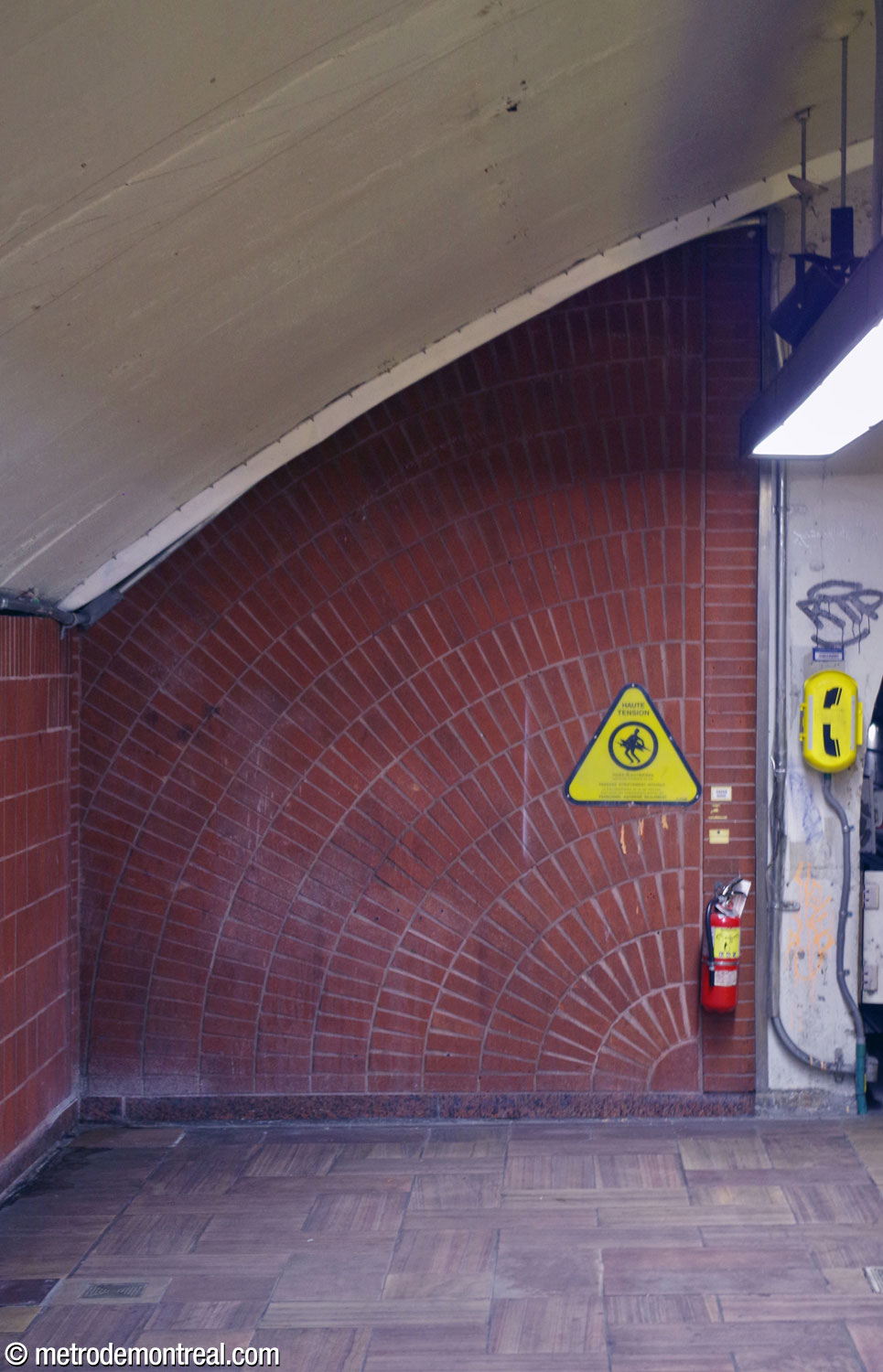 A fan-like design in terra cotta occupies one of the walls beside the tunnel mouths in the original trainroom.