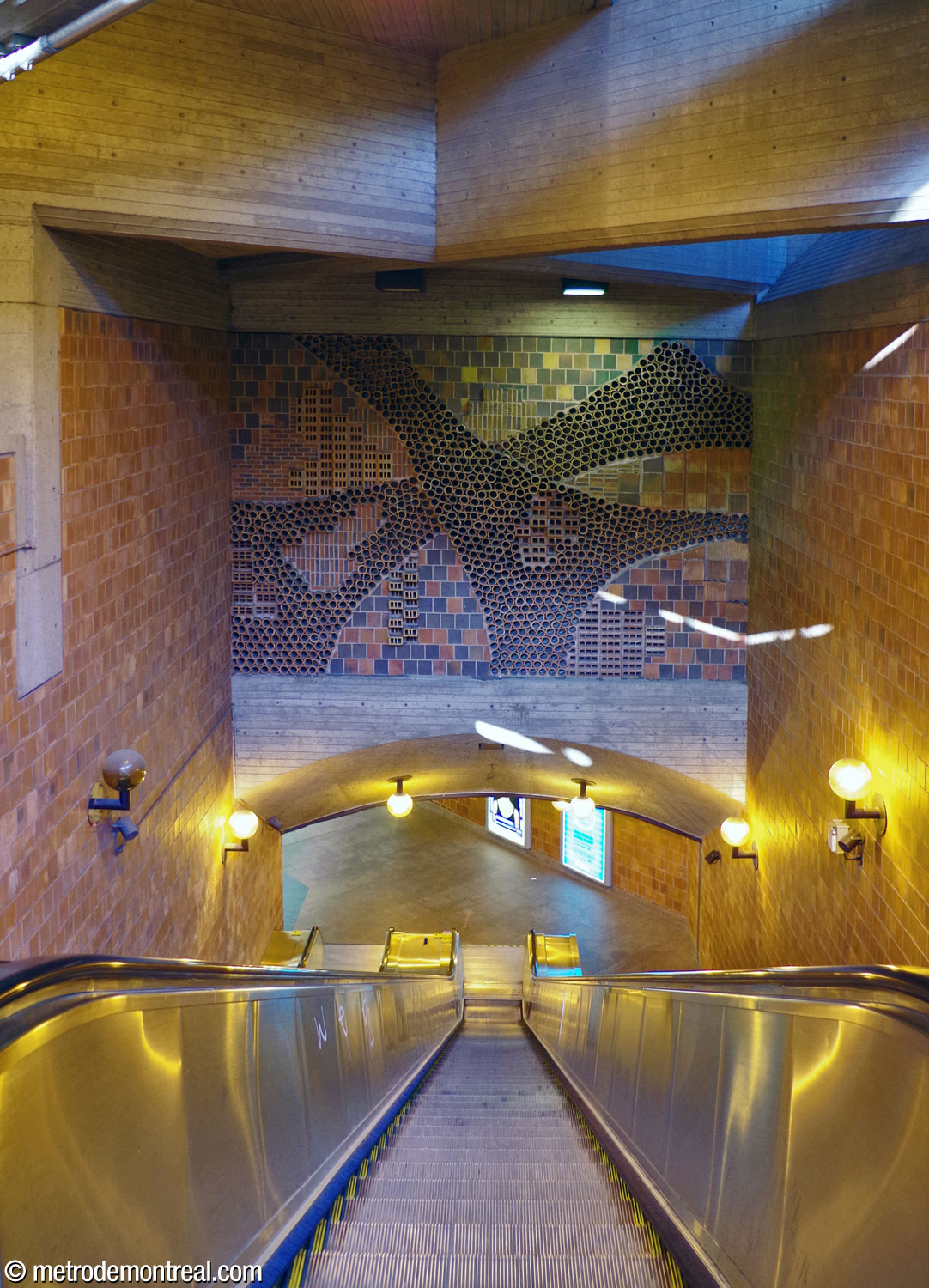 The stairwell from the Berri ticket hall down to transept level. André Léonard's relief Les vents is overhead.