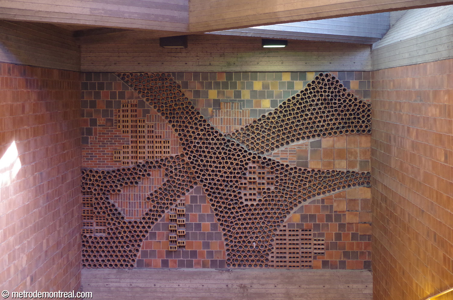 André Léonard's terra cotta relief Les vents, over the stairwell down from the Berri ticket hall.