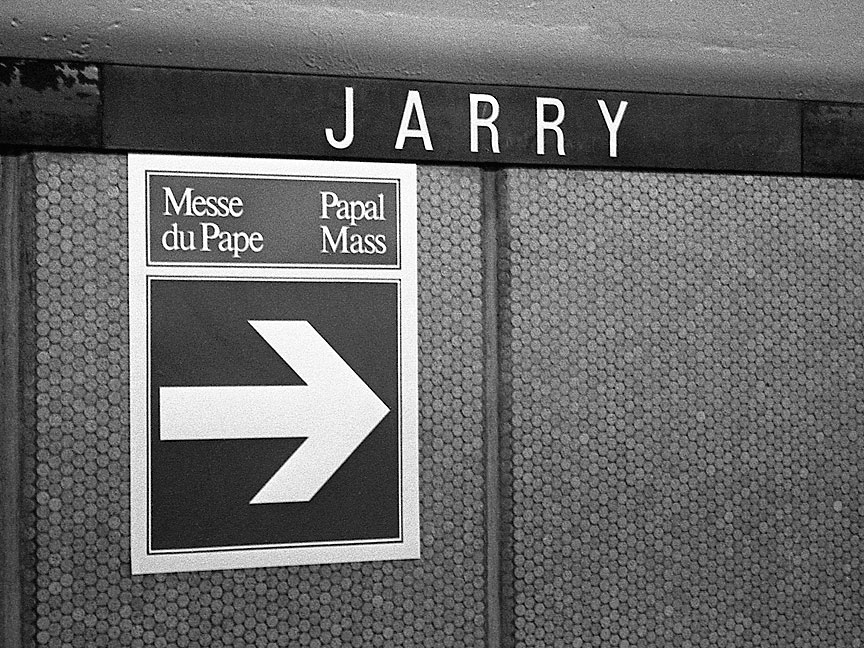 Une affiche dirige les passagers vers la messe papale, le 11 septembre 1984.