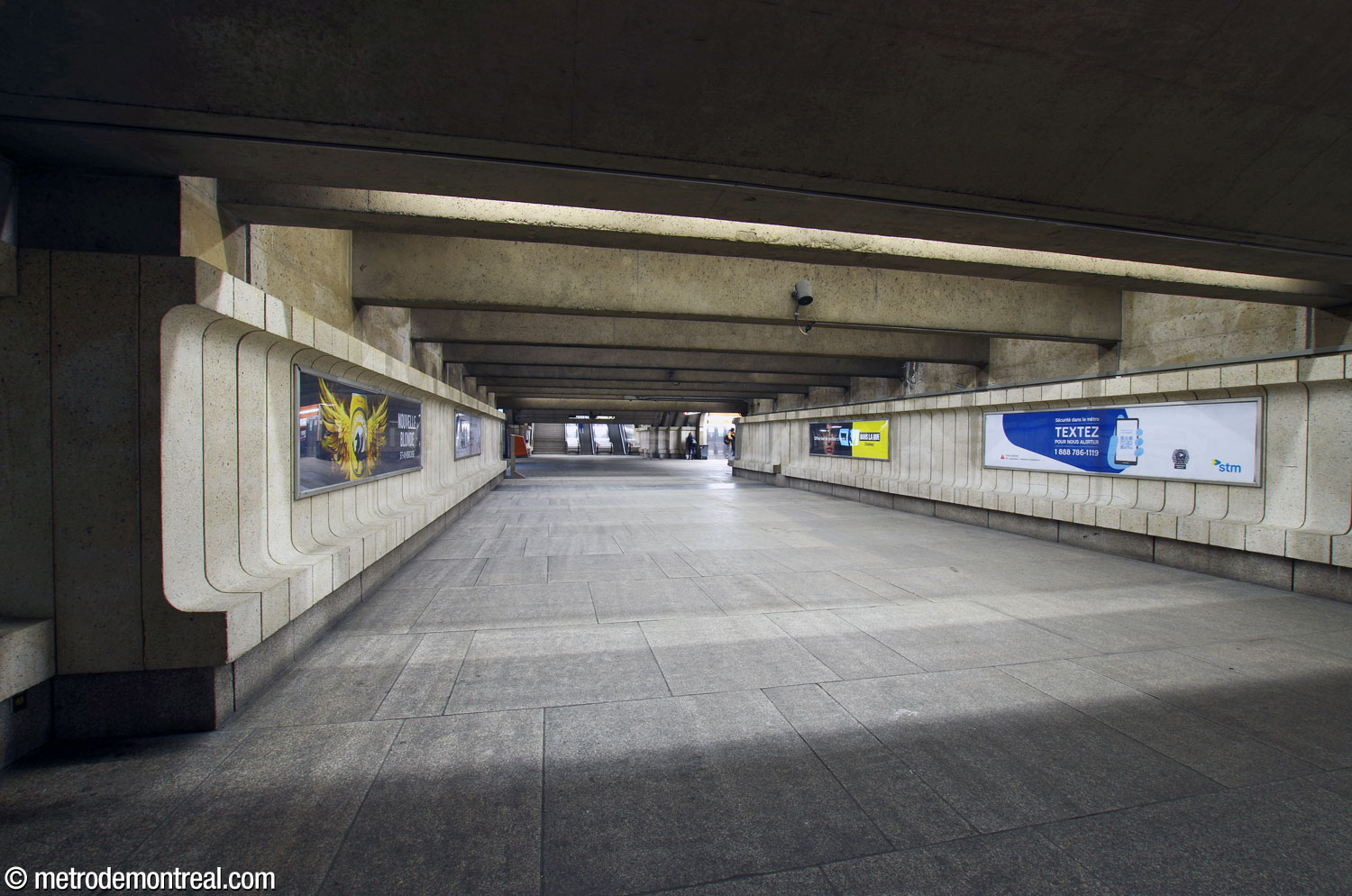 Vue le long du corridor transversal qui relie l’accès nord, l’escalier vers les accès sud et la billetterie.