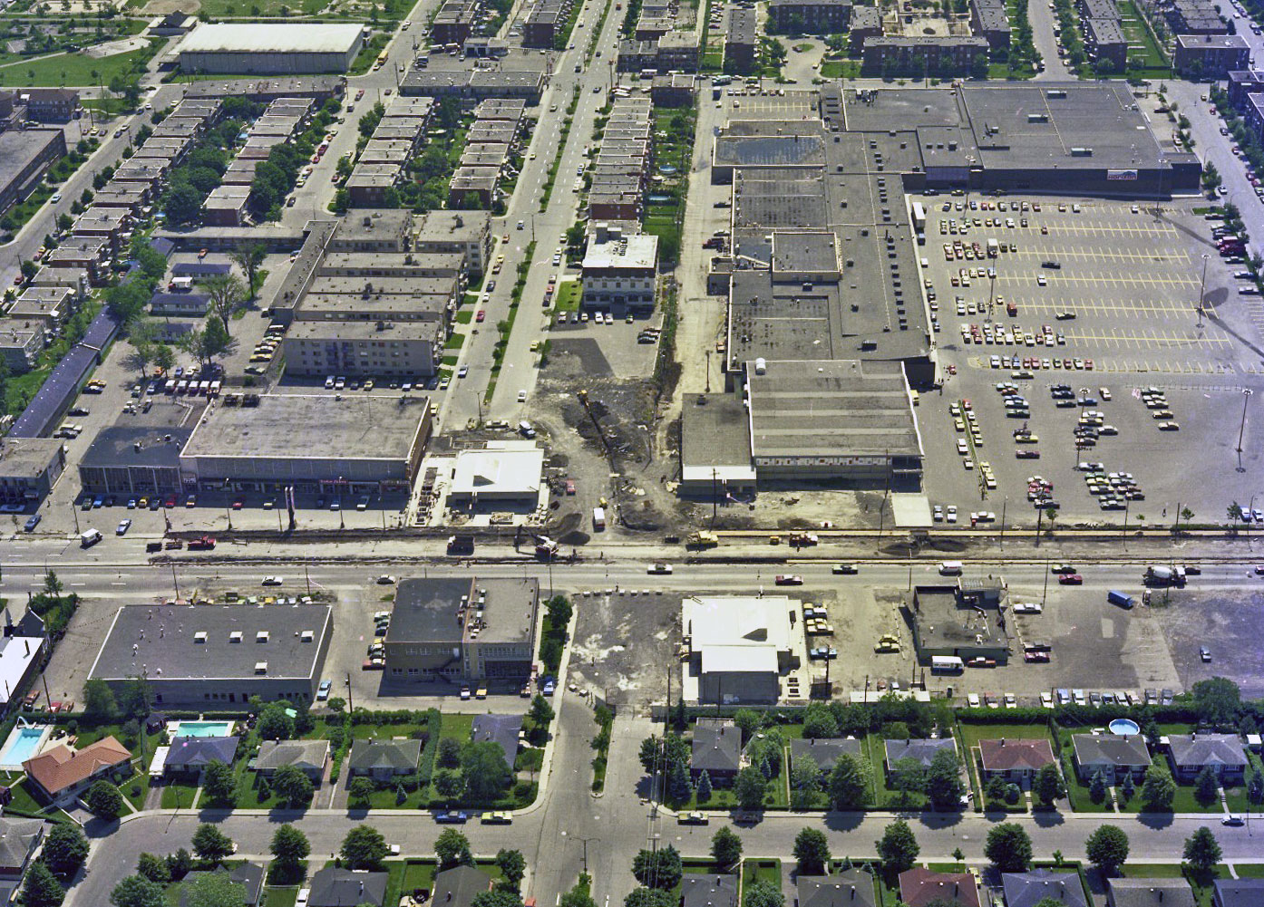 Vue aérienne du chantier de la station en 1975.