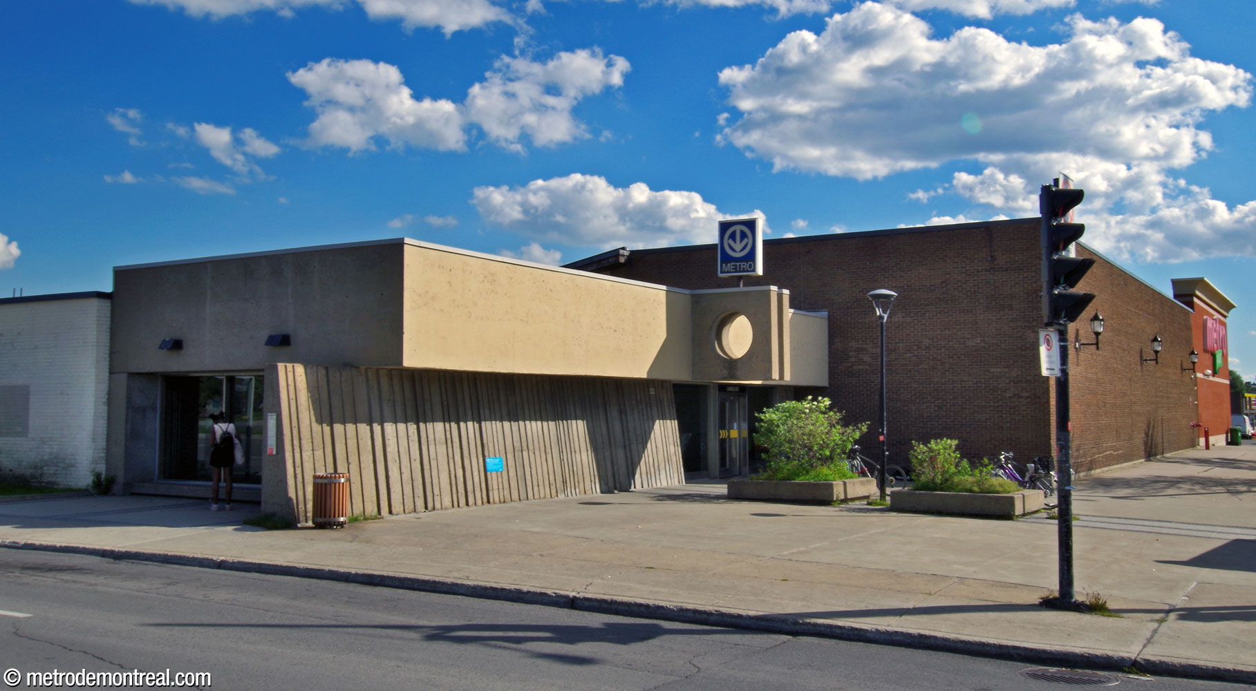 Extérieur de l'édicule Langelier Ouest, contre le mur du centre commercial Domaine. La majorité de la façade est constituée d’un mur incliné en béton cannelé.