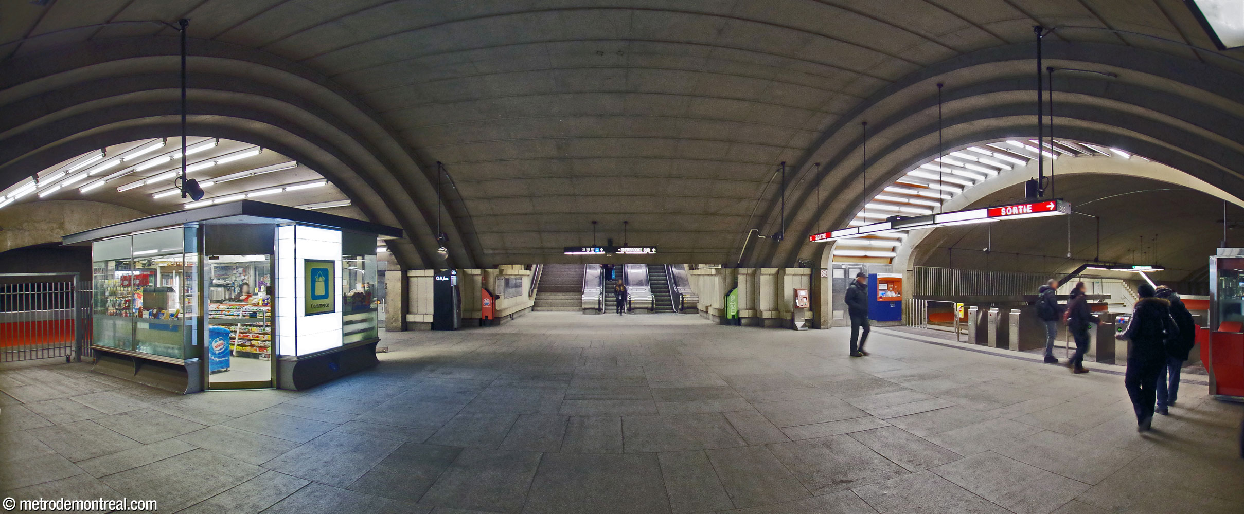 La salle de contrôle sous la voûte du grand volume de la station, soulignée par des arches illuminées.