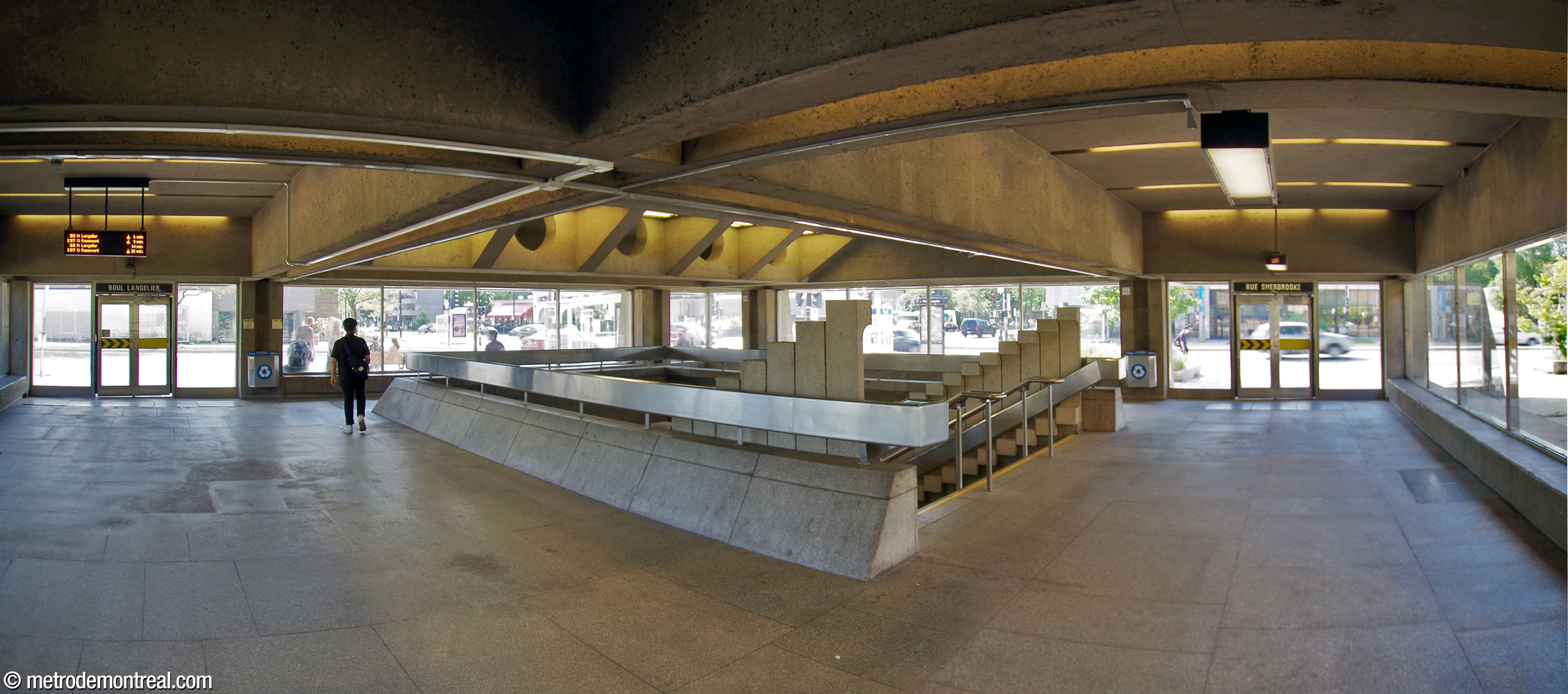 Intérieur de l'édicule Sherbrooke Sud. Au centre, les modules muraux en béton se projettent hors de la trémie pour l'encadrer.