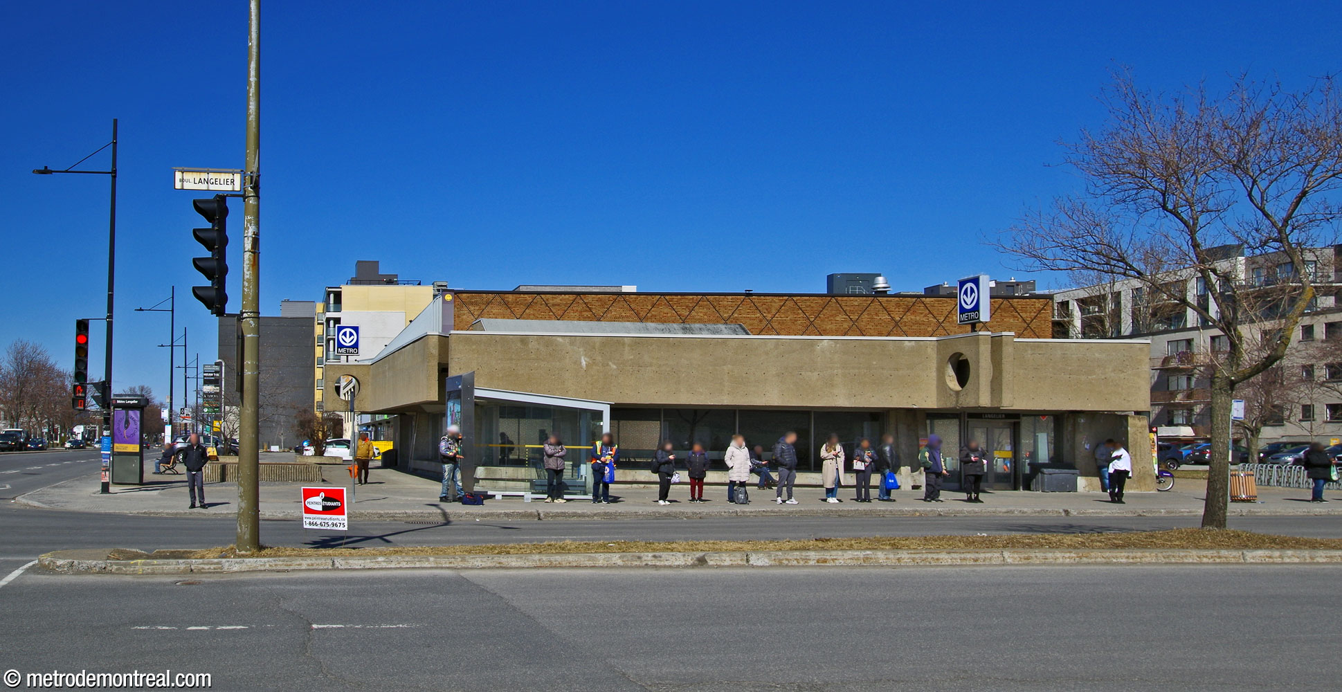Vue extérieure de l’édicule Sherbrooke Sud, à travers le boulevard Langelier.