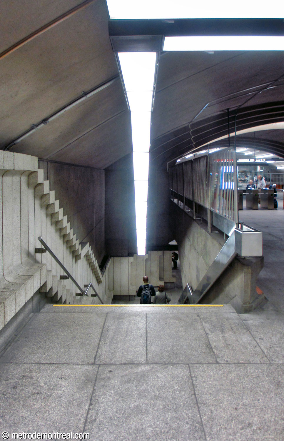 La tête de l'un des escaliers entre la mezzanine et le quai Angrignon. Le mur externe est paré des modules muraux en béton.