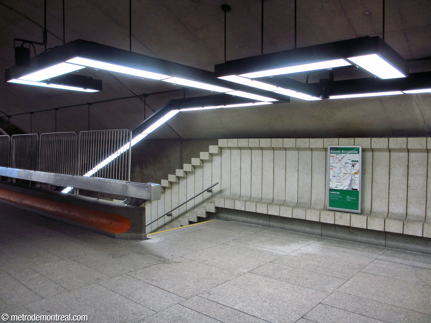La tête des escaliers reliant la mezzanine au quai Honoré-Beaugrand est marquée par des luminaires disposés en forme d'arabesque.